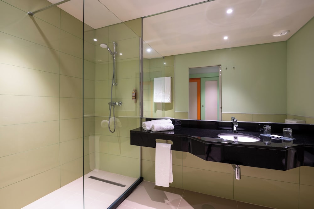 Family Double or Twin Room (3 Adults) photo 2