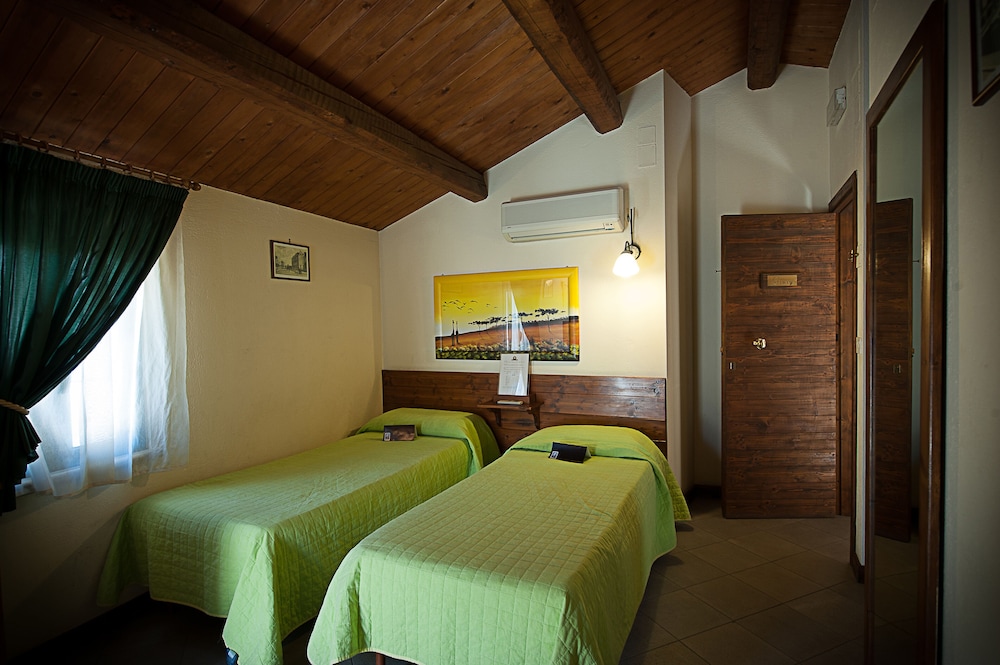 Double or Twin Room - Photo 4