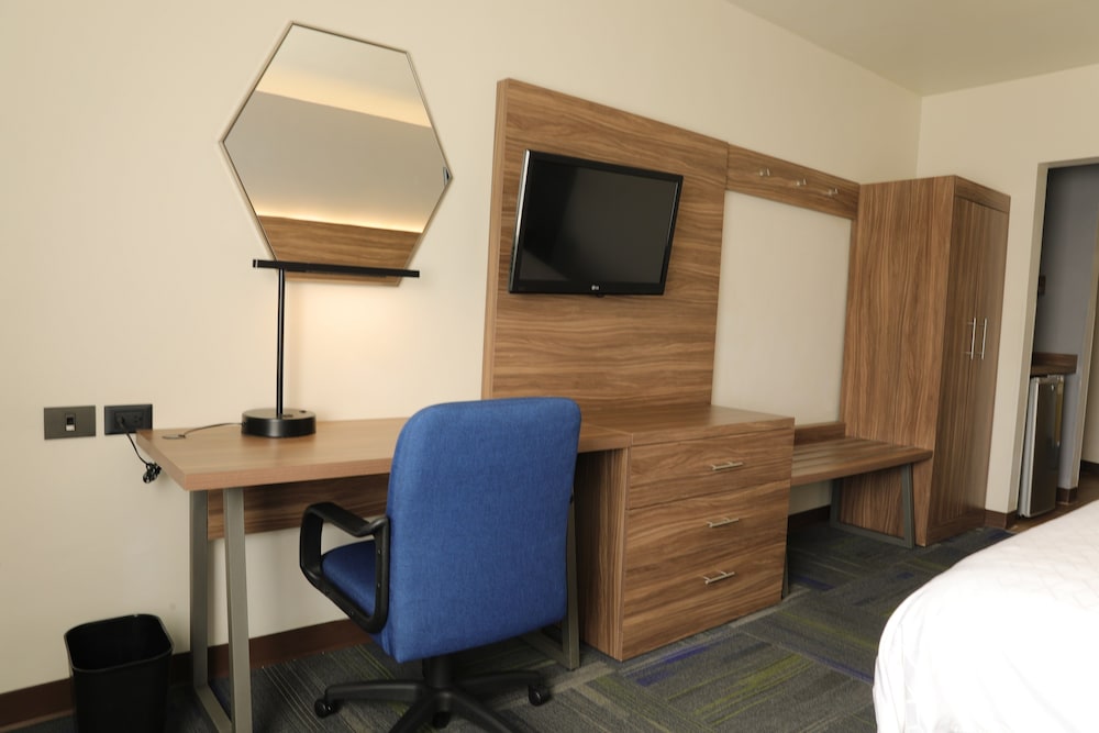 Standard Room, 2 Queen Beds, Ground Floor - Photo 18