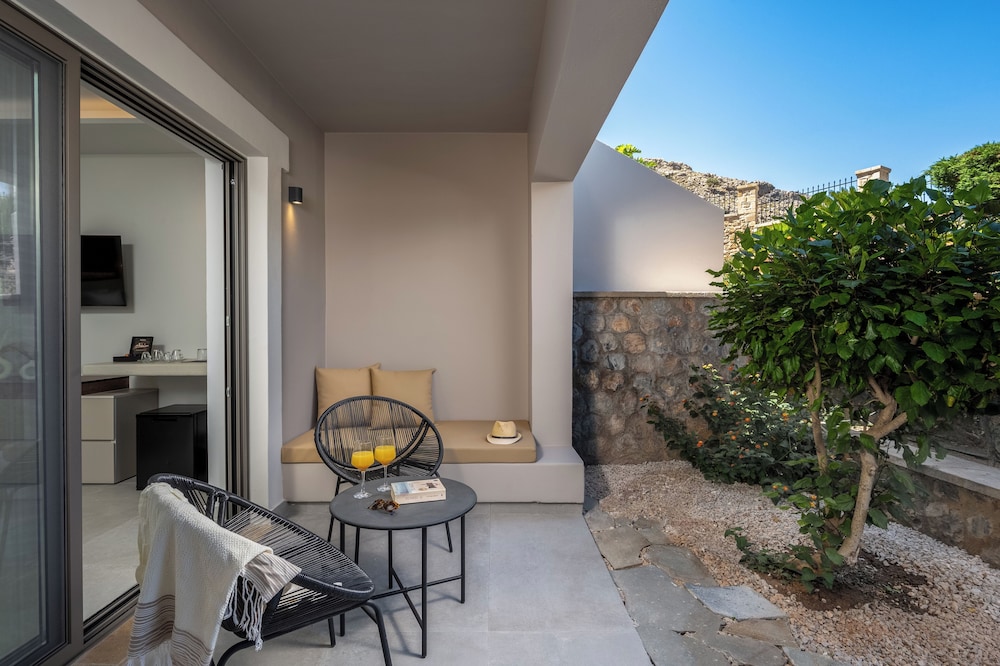 Superior Studio Suite, Lanai, Garden View photo 2