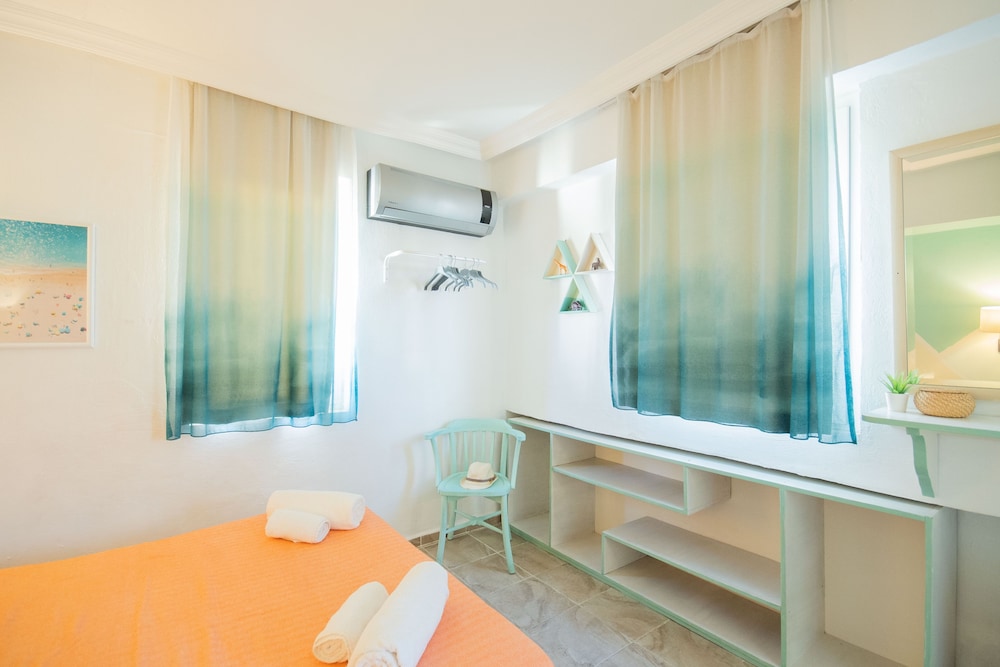 No 6 Concept Room with Balcony - Photo 9