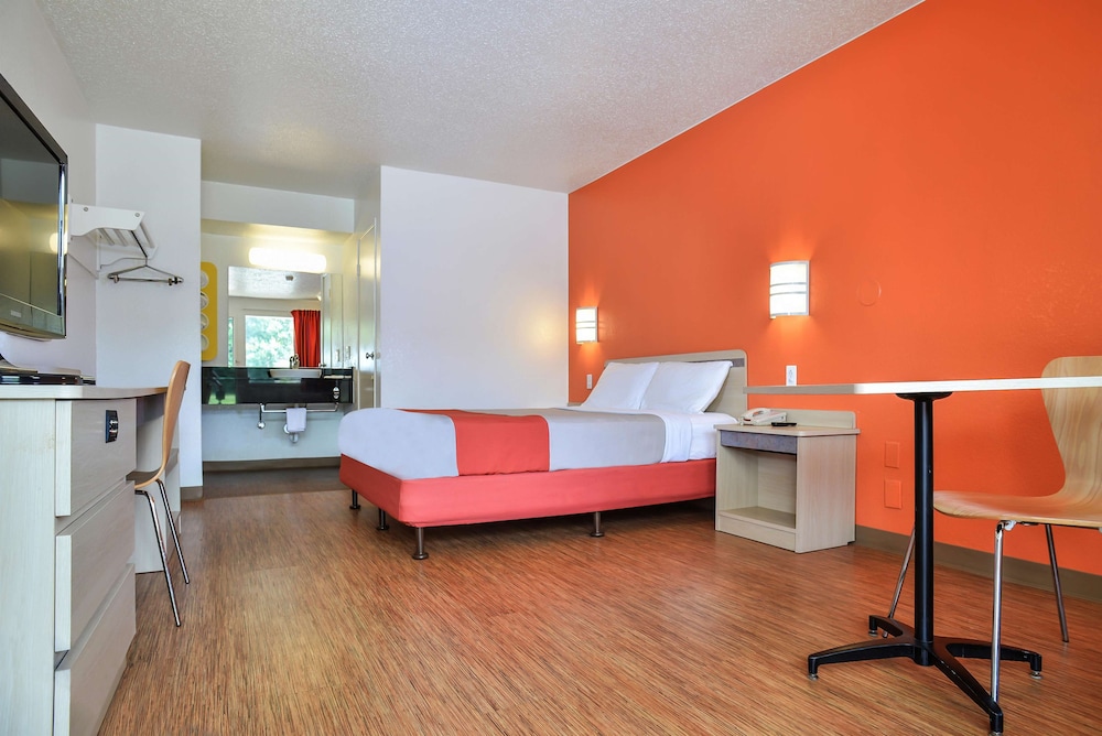 Standard Room, 1 King Bed, Accessible, Non Smoking - Photo 4