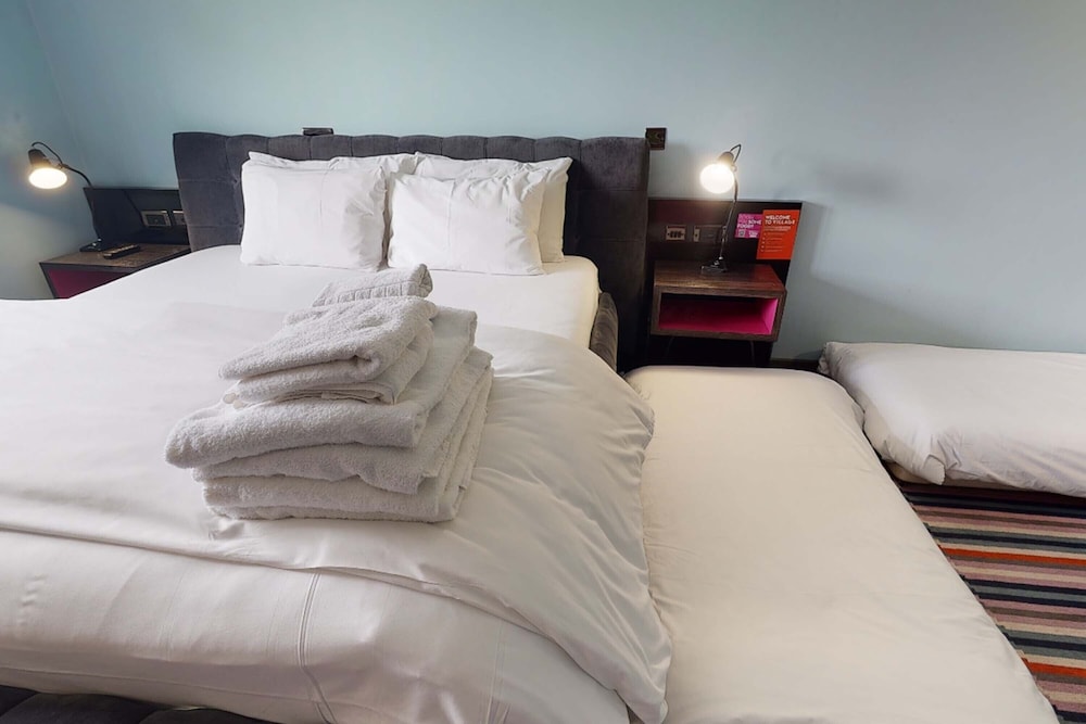 Family Room (1 King & 2 Rollaways Beds) - Photo 4