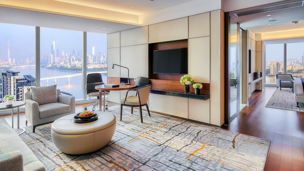 Junior Suite, 1 King Bed (Pearl River View)