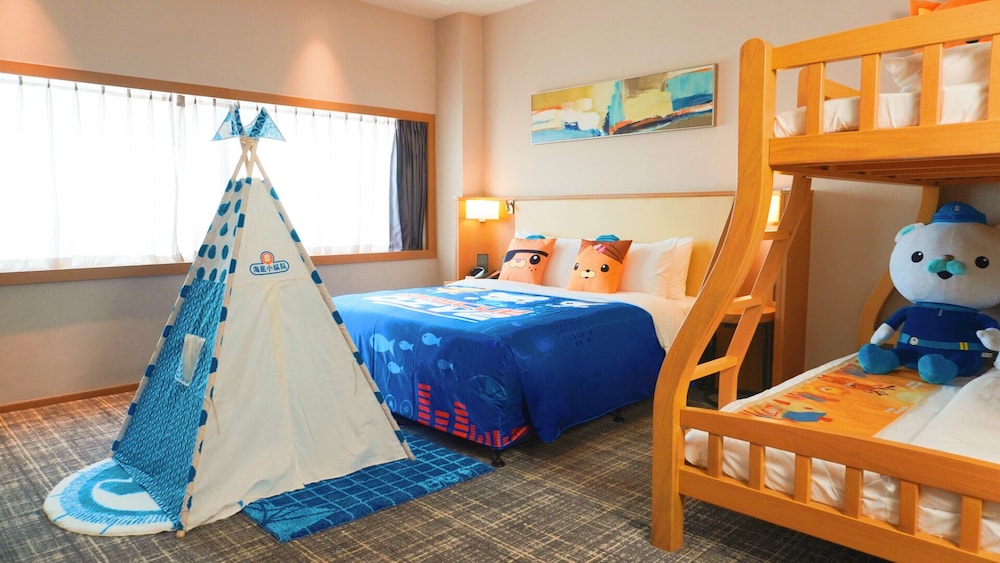 Family Room, Multiple Beds - Photo 7