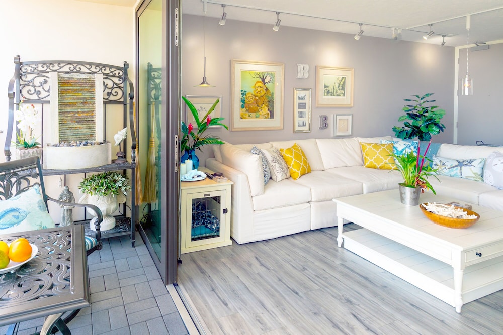 Premium Remodeled Condo with Ocean View and Parking: Premium Condo, 1 King Bed, Air conditioning, Ocean View (0049) photo