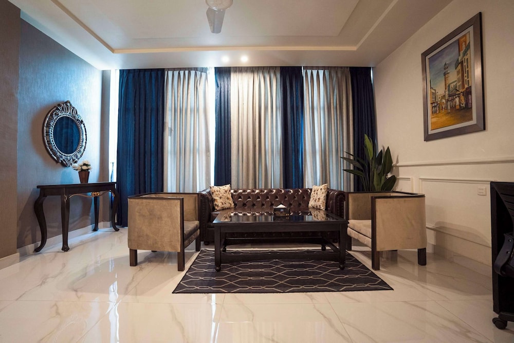 Executive Suite, 1 King Bed, Non Smoking (Living Room) photo 3