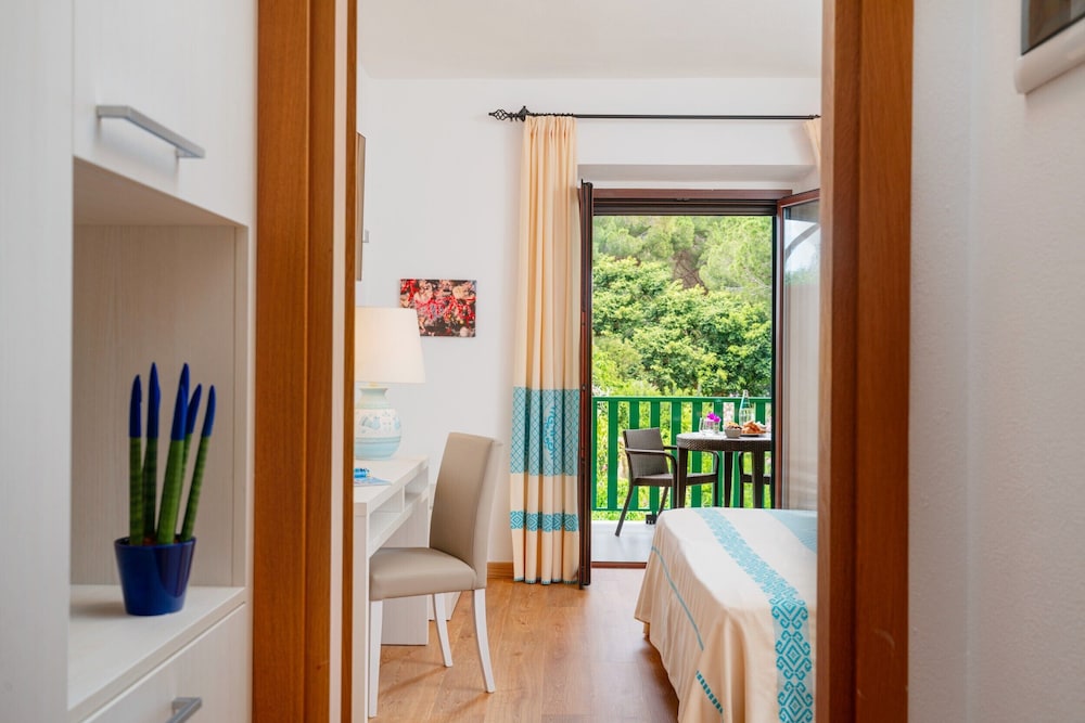 Classic Triple Room, Garden View - Photo 1