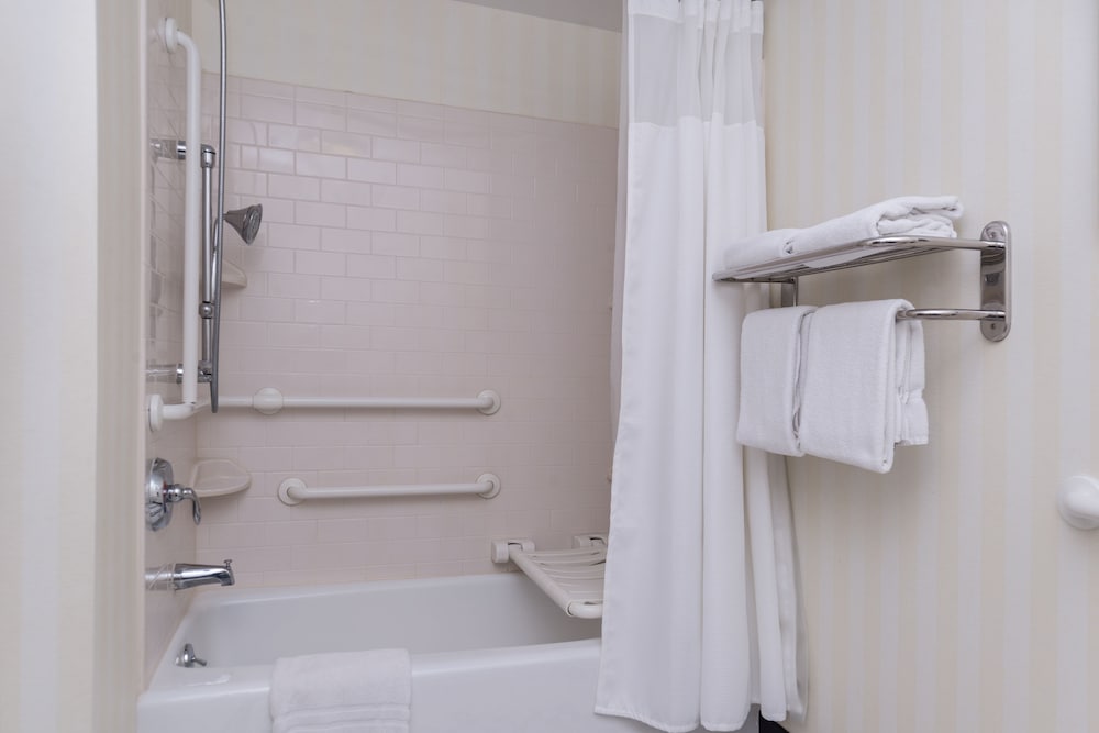 Room, 2 Queen Beds - Photo 12