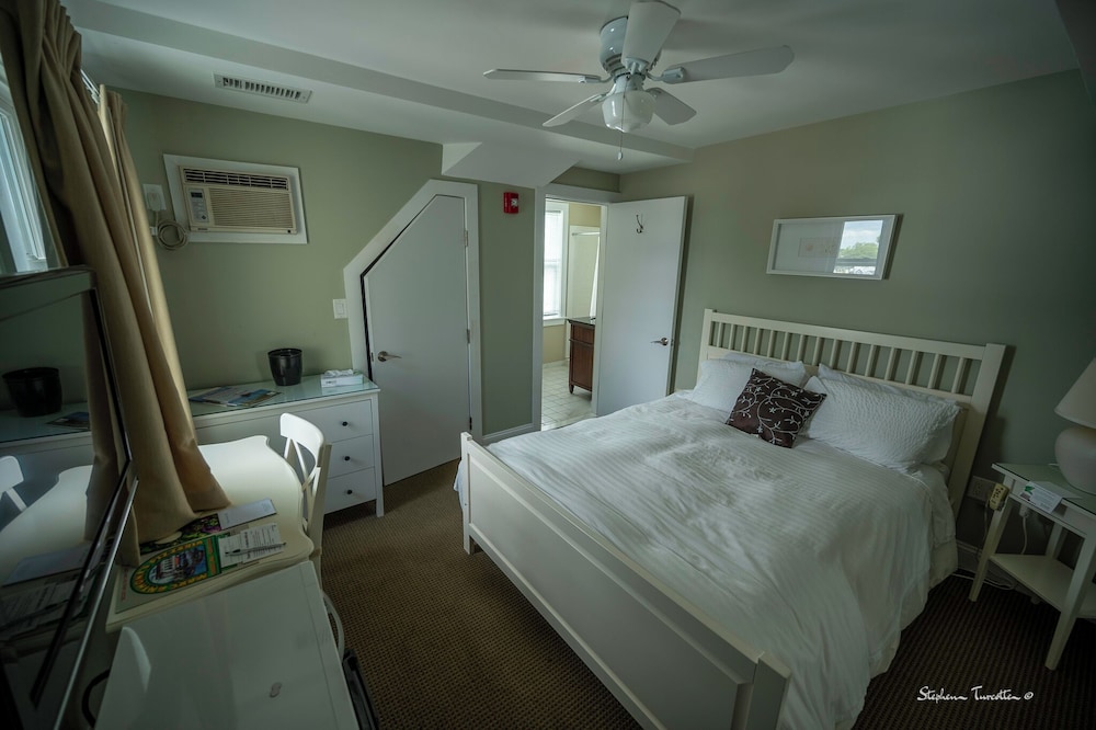 Standard Room, 1 Queen Bed photo 2