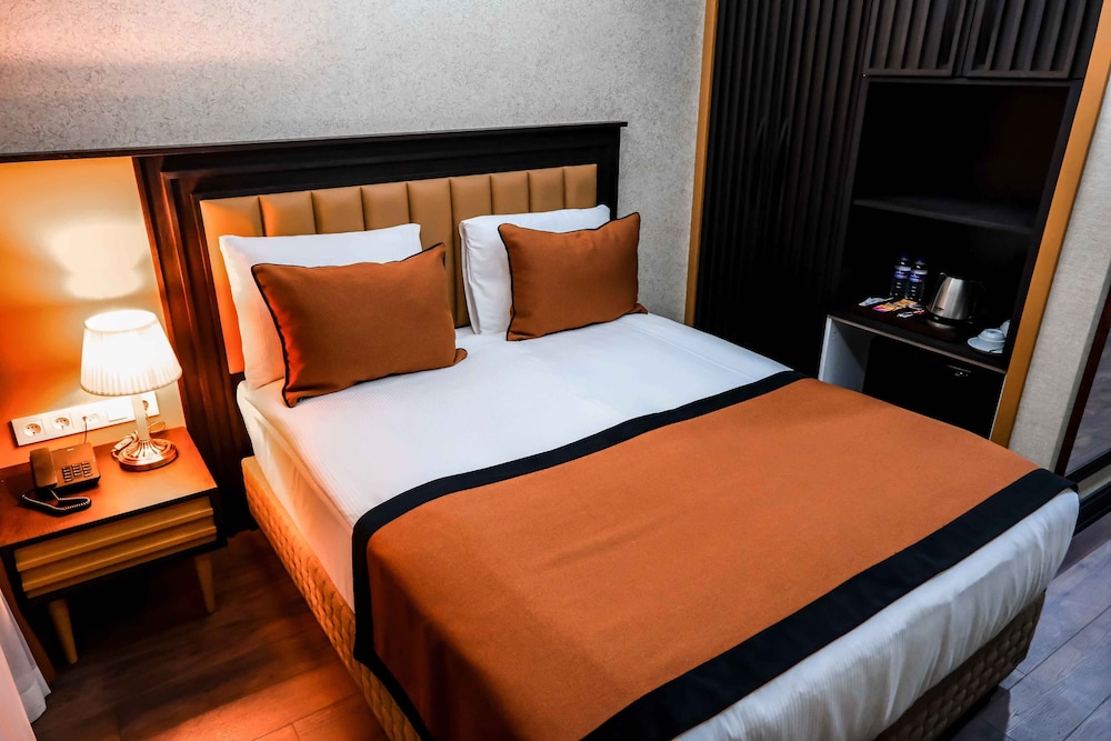 Standard Room, 1 King Bed, City View
