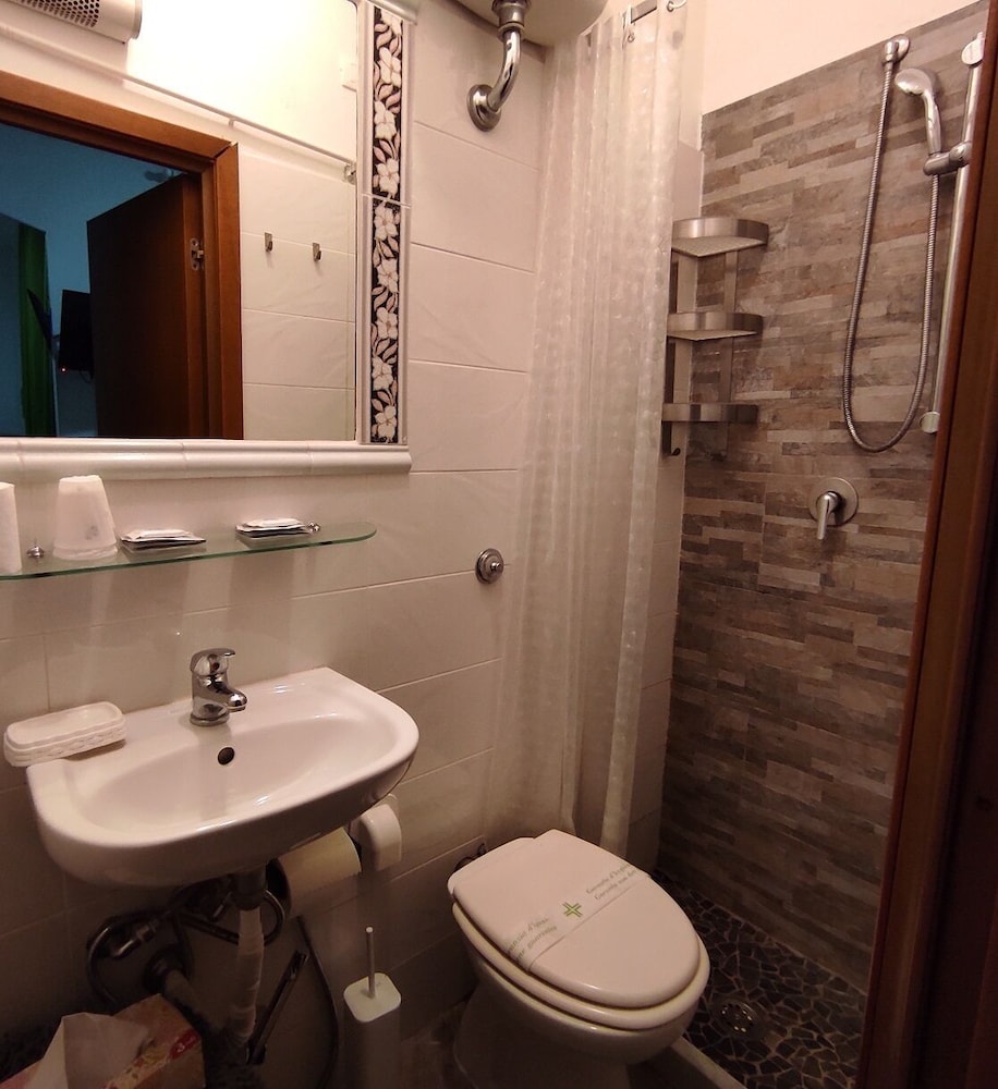 Basic Double Room, 1 Double or 2 Twin Beds, Non Smoking - Photo 4