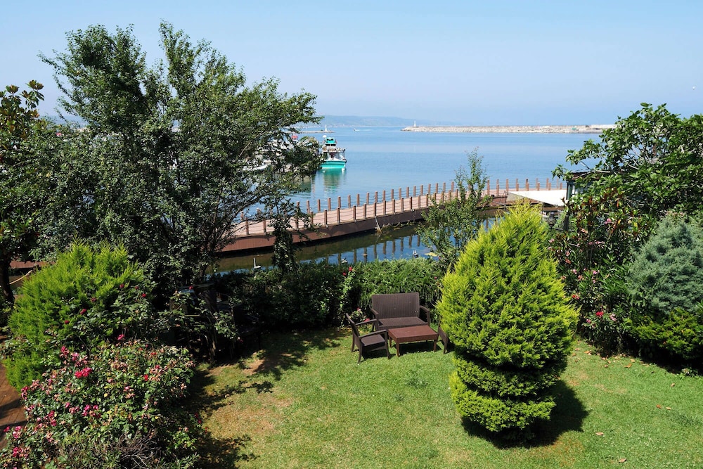Deluxe Room, 1 King Bed, Balcony, Sea View photo 2