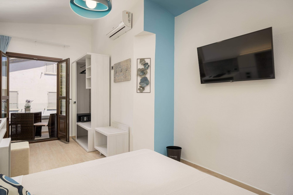 Comfort Room, Balcony, Partial Sea View - Photo 4