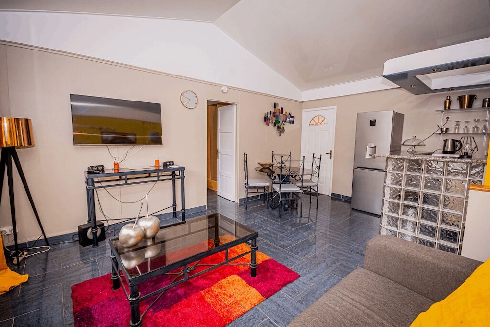 Appartement Deluxe ( Maracudja), 1 très grand lit et 1 canapé-lit, terrasse, côté jardin photo 2