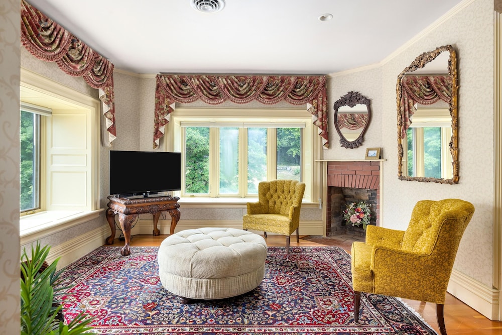 Erlowest Suite photo 2