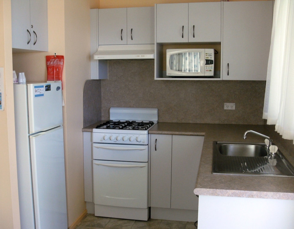 Two Bedroom Waterfront Cabin photo 3
