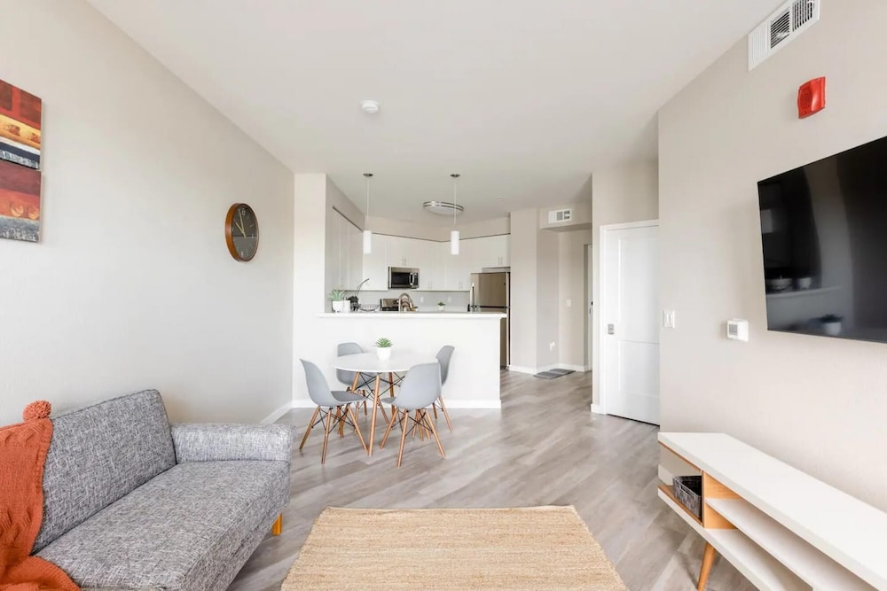Minimalist Apt w Private Balcony Gym Sky Lounge, Billede 10