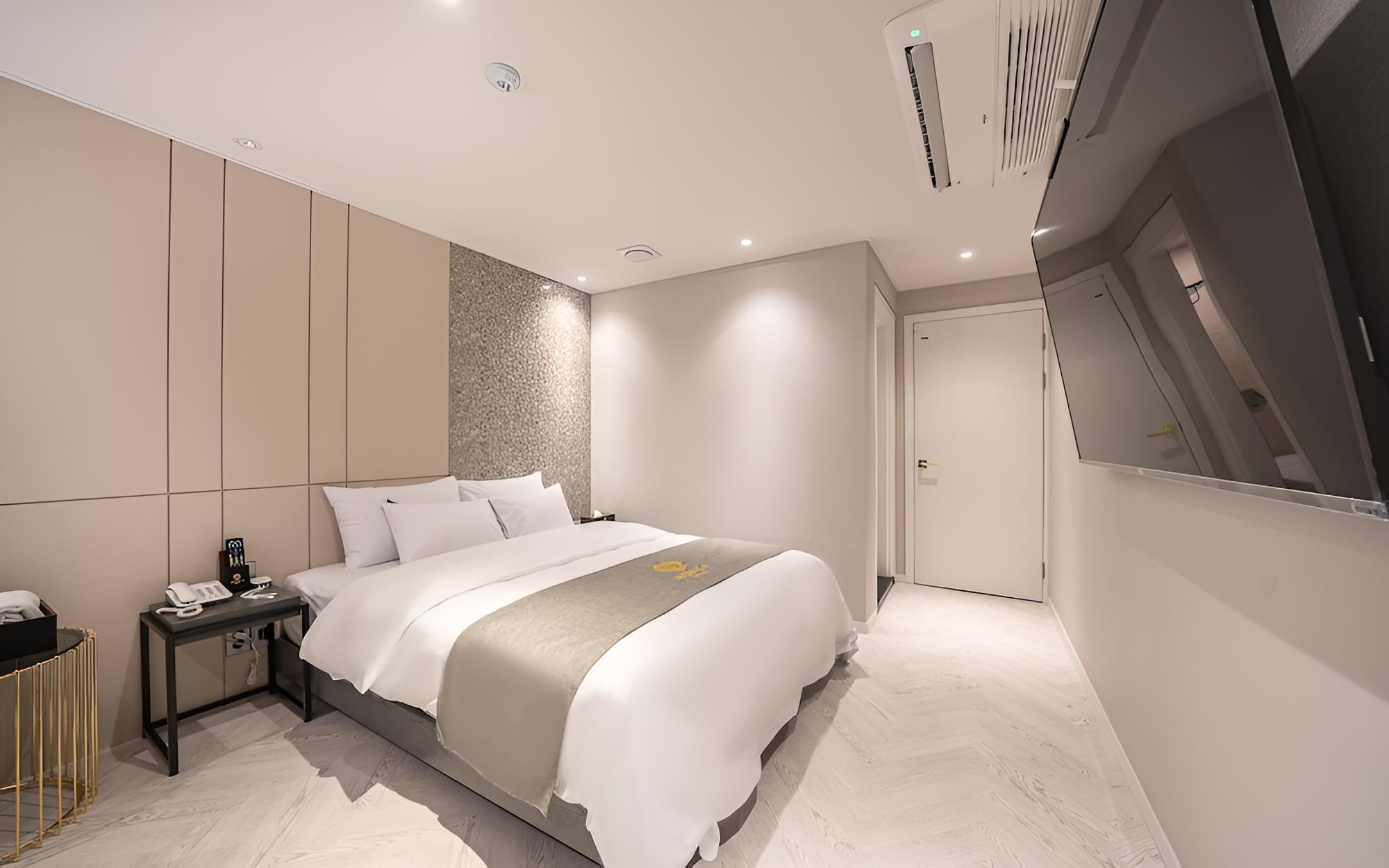 Room (Premium - 2 high-spec PCs (75" smart ) photo 2