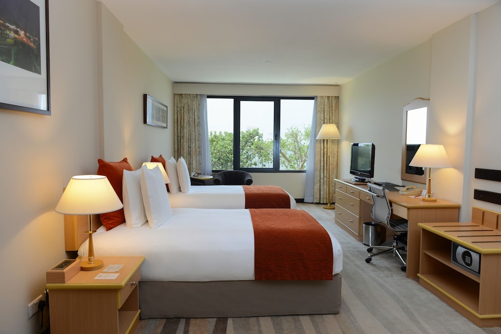 Room, 2 Twin Beds, City View - Photo 7