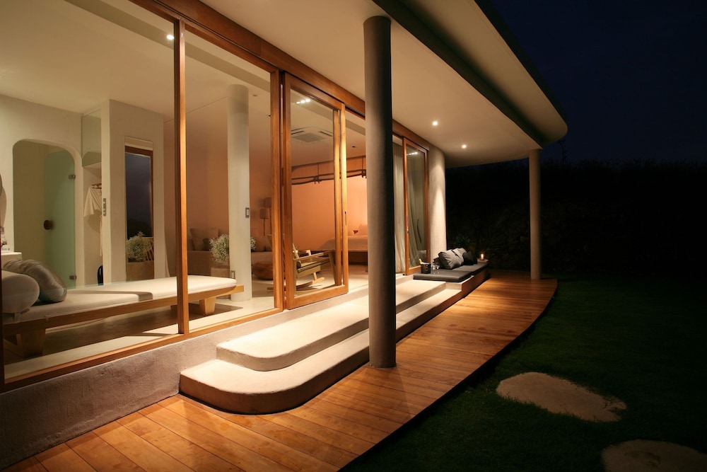one bedroom pool villa suite photo 3