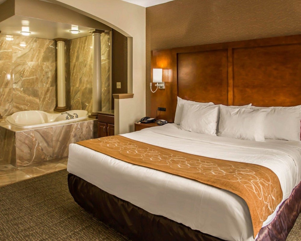 Suite, Non-Smoking, 1 King Bed with Sofa Bed and Jacuzzi photo 1