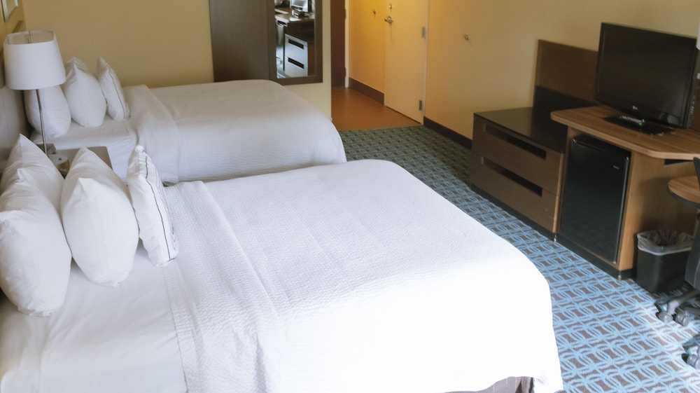 Room, 2 Queen Beds - Photo 5