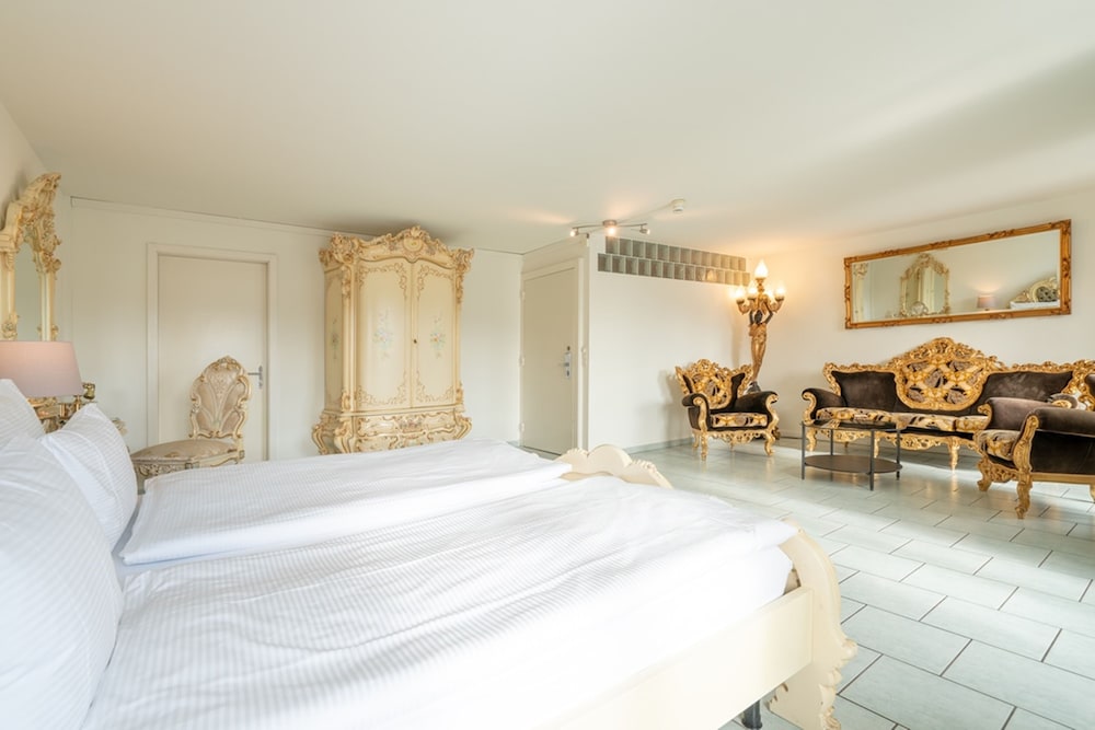 Honeymoon Suite - Photo 16