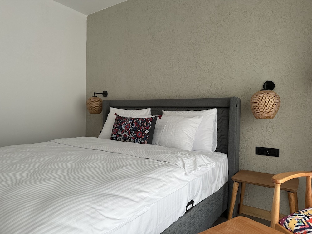 Classic Room, 1 King Bed, Non Smoking, Balcony - Photo 9