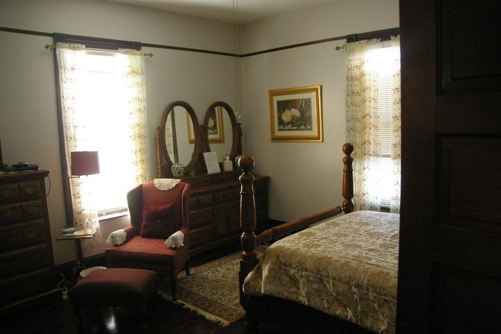 Standard Room, 1 Queen Bed, Non Smoking (Magnolia Room) photo 3