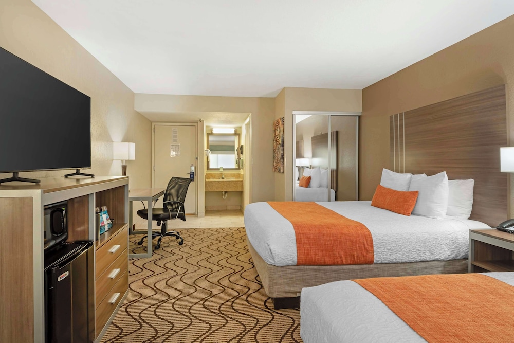 Standard Room, Multiple Beds, Non Smoking, Refrigerator & Microwave - Photo 1