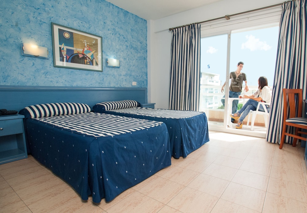 Standard Room (2 Adults + 2 Children) - Photo 1
