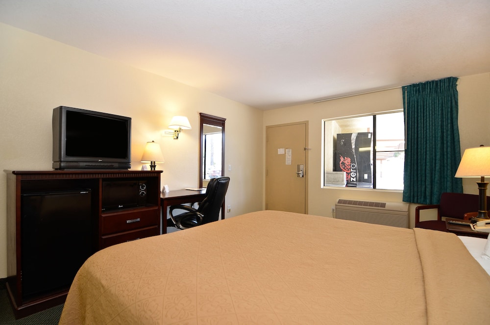 Standard Room, 1 King Bed, Non Smoking - Photo 17