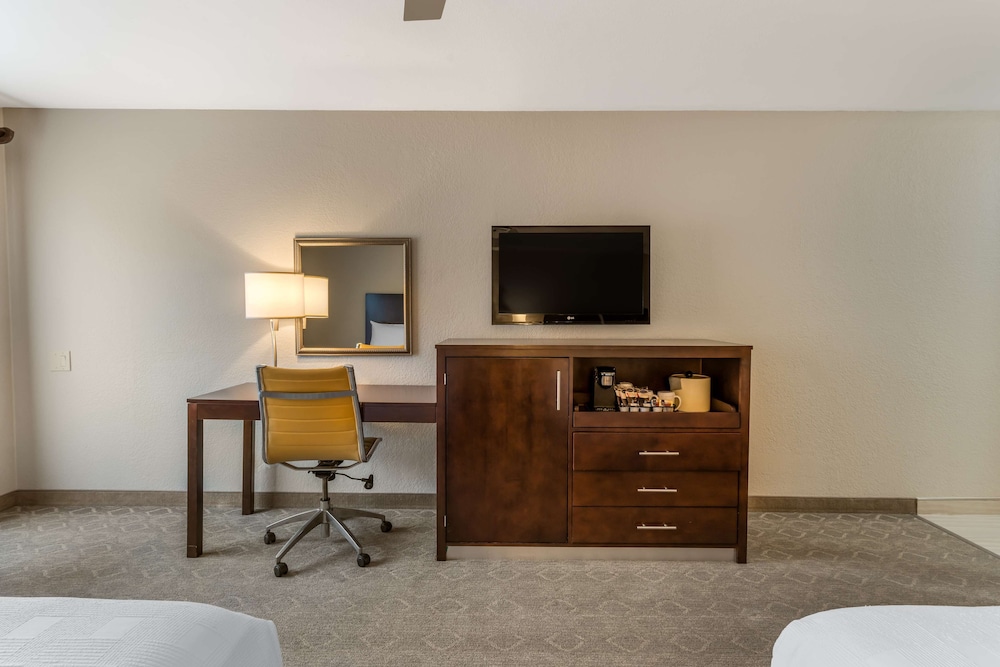 Suite, Multiple Beds, Non Smoking, Refrigerator photo 1