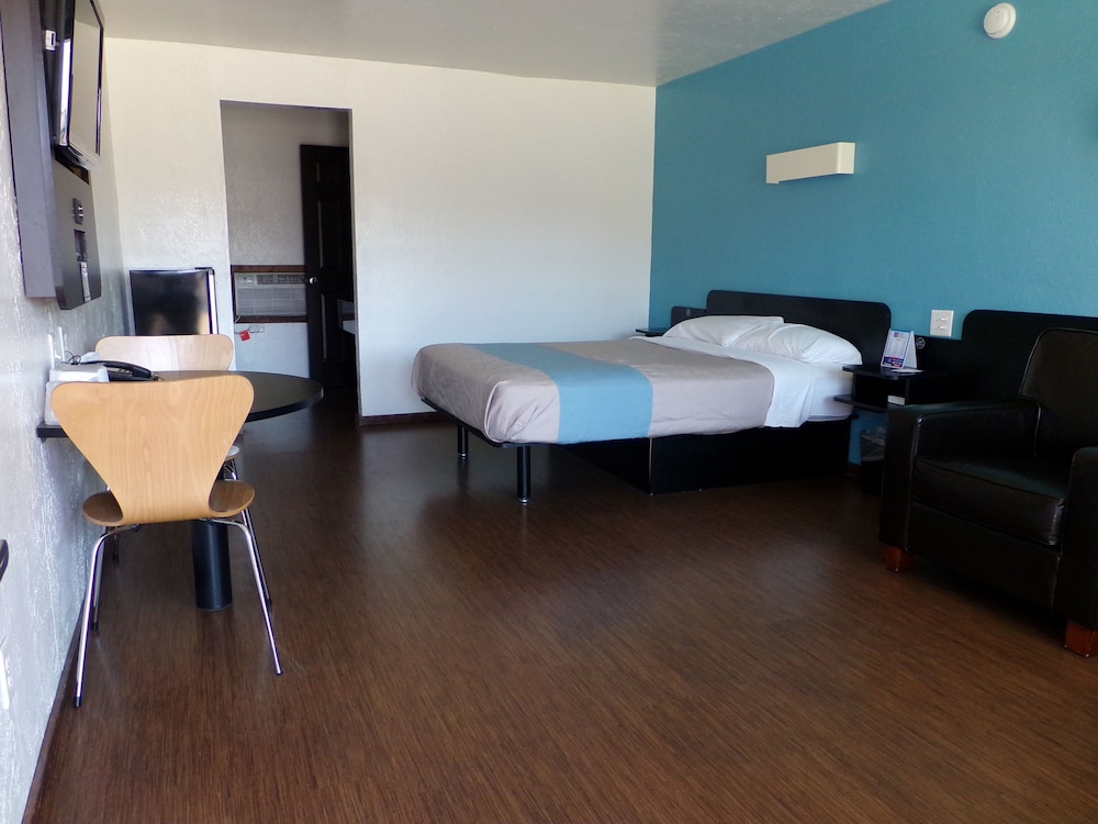Deluxe Room, 1 Queen Bed, Non Smoking, Kitchenette photo 2