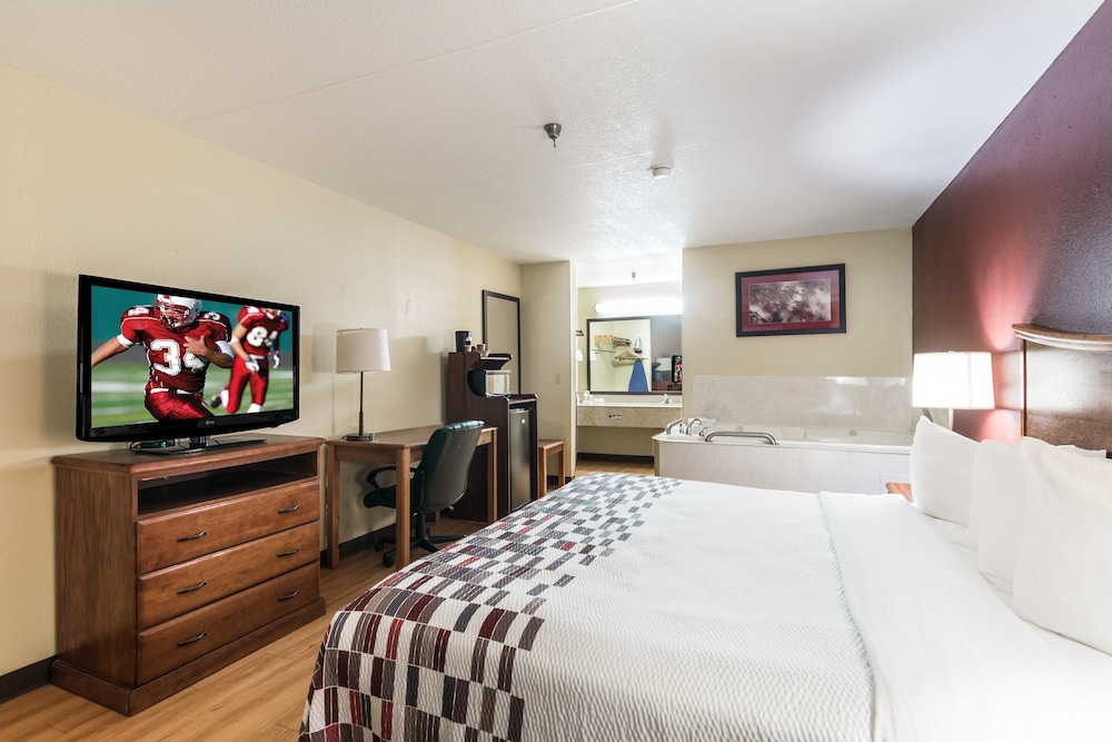 Standard Suite, 1 King Bed, Non Smoking, Jetted Tub - Photo 4