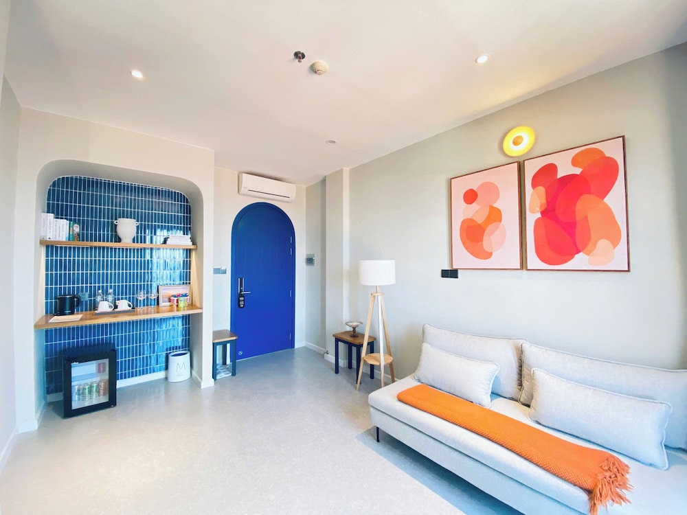 Luxury Suite, 1 King Bed with Sofa bed, Balcony, Beach View
