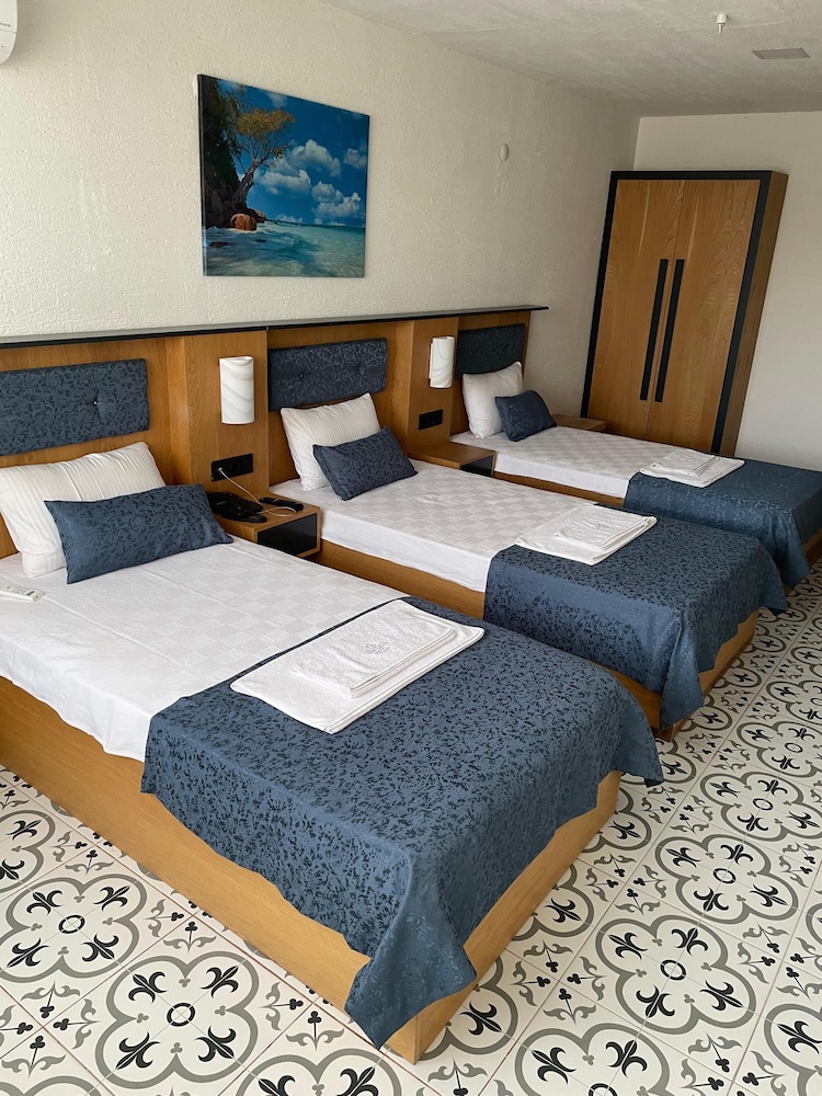 Superior Triple Room photo 2