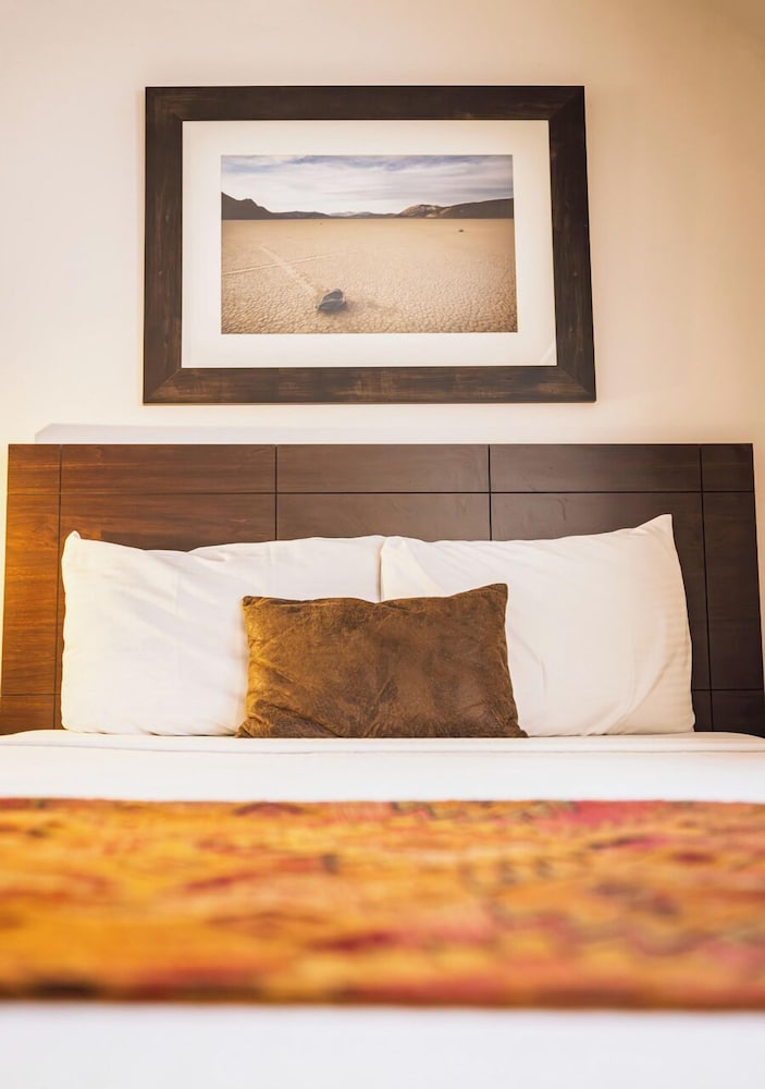 Standard Room with 1 Queen Bed photo 3