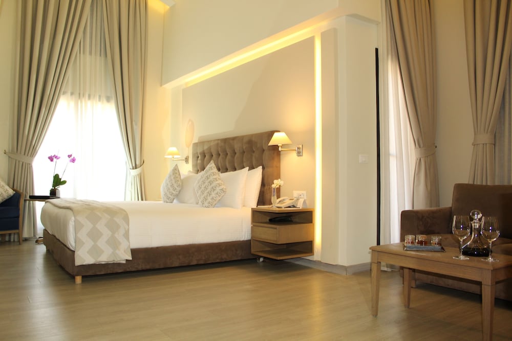 Junior Suite, 1 King Bed - Photo 2
