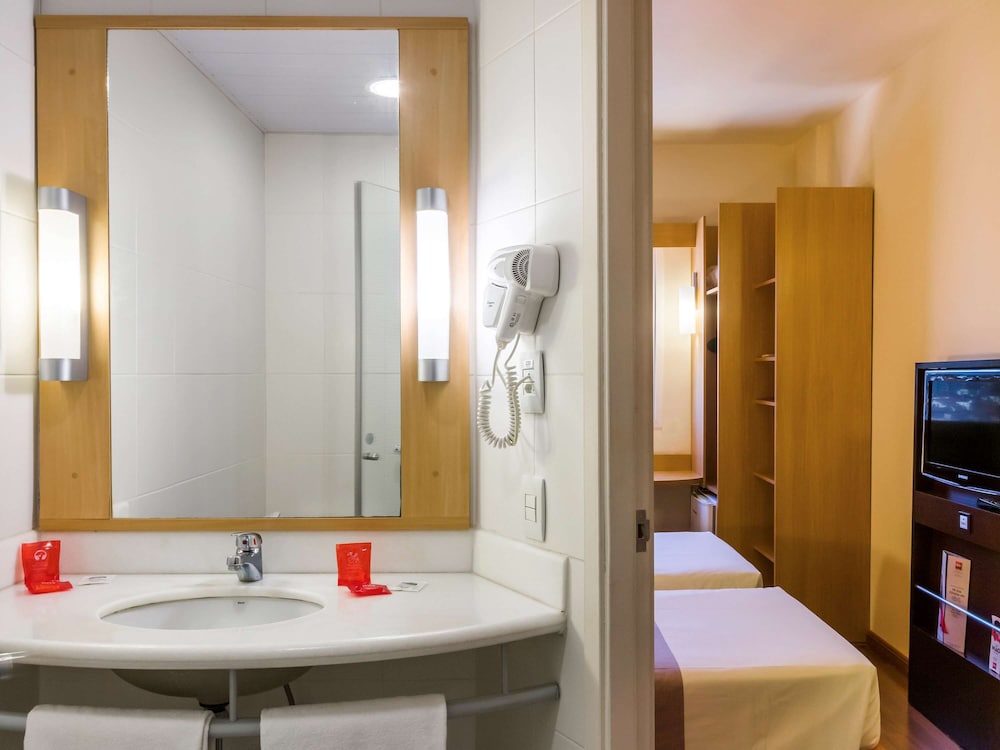 Standard Room, 2 Twin Beds - Photo 4