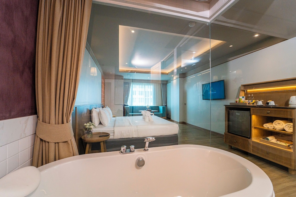 Deluxe Modern Room - Photo 8