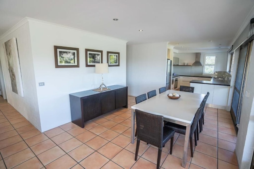 Three Bedroom Apartment with Balcony photo 3