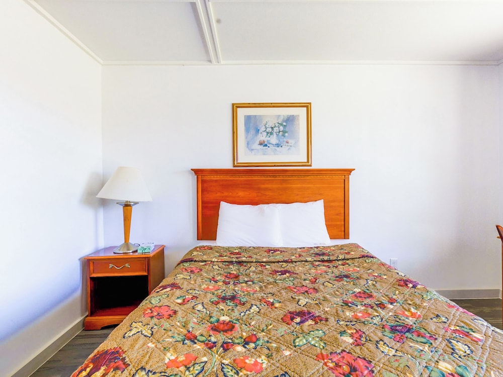 Room, 1 Queen Bed, Non Smoking - Photo 3