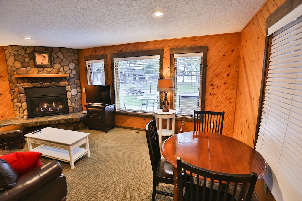 Standard Room, 1 Queen Bed, Lake View (1 Bdrm Grand View Cabin)