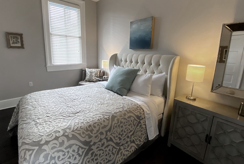 Room, 1 Queen Bed (The Tucker) photo 1