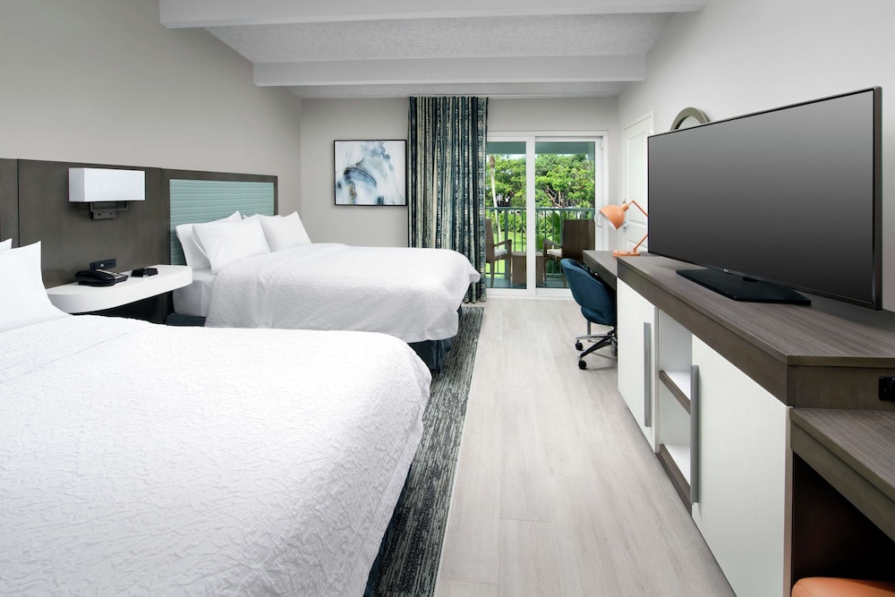 Room, 2 Queen Beds, Refrigerator & Microwave (Wet bar) - Photo 2