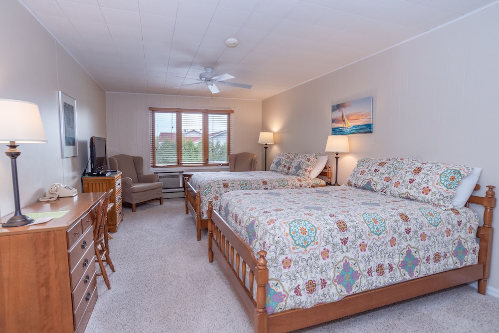 Classic Room, 2 Double Beds, Pool View photo 1