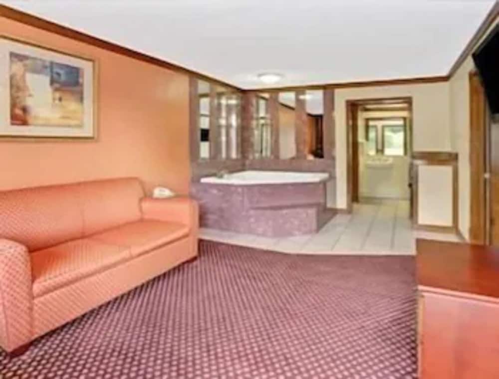 Suite, 1 King Bed, Non Smoking, Kitchenette - Photo 2