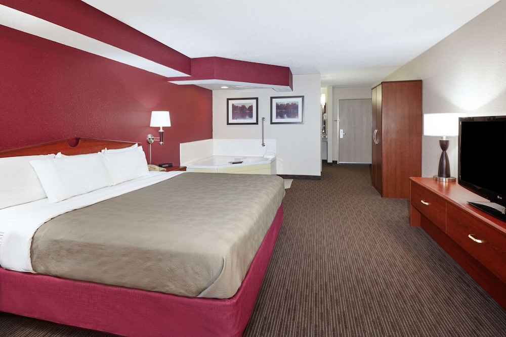 1 King Bed, Deluxe 1-Bedroom Suite, Second Floor, Non-Smoking - Photo 2